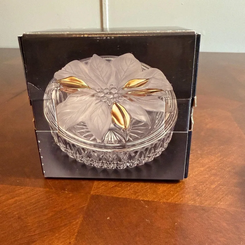 vtg Studio Nova Golden Poinsettia Round Covered Box Crystal Glass‎ Japan w/ Box